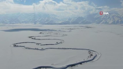 Kar altındaki menderesler görenleri mest ediyor