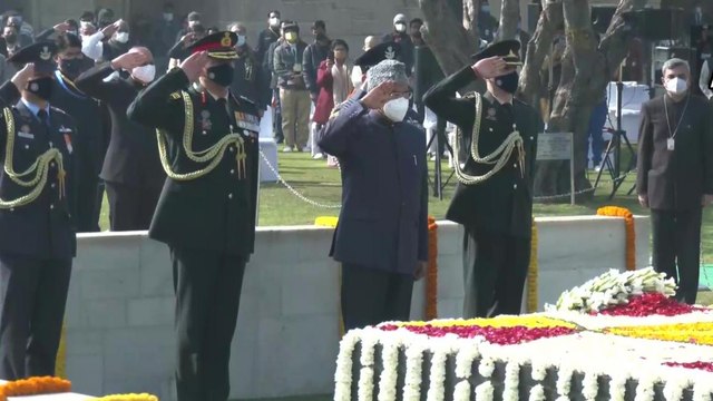 President pays tribute to Mahatma Gandhi at Rajghat