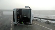 Son dakika haberleri: Buzlanma nedeniyle minibüs yan yattı, 10 polis yaralandı