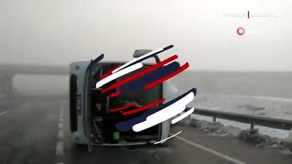 Çatalca'da polisleri taşıyan servis minibüsü devrildi