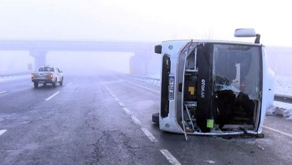 İstanbul'da polisleri taşıyan servis minibüsü devrildi: 2'si ağır 10 yaralı var