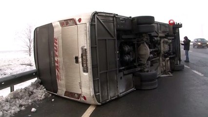 Çatalca'da polisleri taşıyan servis minibüsü devrildi: 10 yaralı