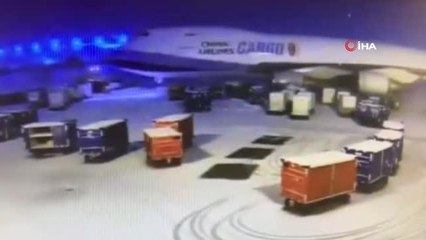 ABD'de kargo uçağı kayarak bagaj arabalarına çarptı