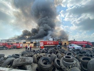 PLASTİK VE GERİ DÖNÜŞÜM FABRİKALARINDA YANGIN SONRASI 'ZEHİR' TEHLİKESİ