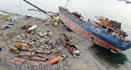 Kartal’da yanan gemi parçalara ayrılıyor