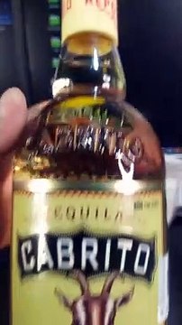 abriendo una botella de tequila cabrito reposado para beberla con sal de chapulin o gusano de maguey deliciosa bebida ancestral tradicional de mexico