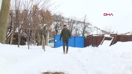 TOPLADIĞI AĞAÇ DALLARIYLA HEM OKUYOR HEM AİLESİNİN GEÇİMİNİ SAĞLIYOR