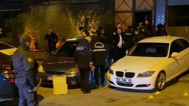 Güvenlik görevlisi bara girmeye çalışan 3 kişiyi vurdu