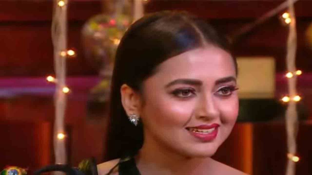 Bigg Boss 15 Finale: Tejasswi Prakash ने Karan Kundra और Pratik Sehajpal किया पीछे | FilmiBeat