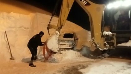 Sürücünün bıraktığı aracı 5 metre karın altından çıktı