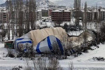 Karın, ağırlığına dayanamayarak çöktü