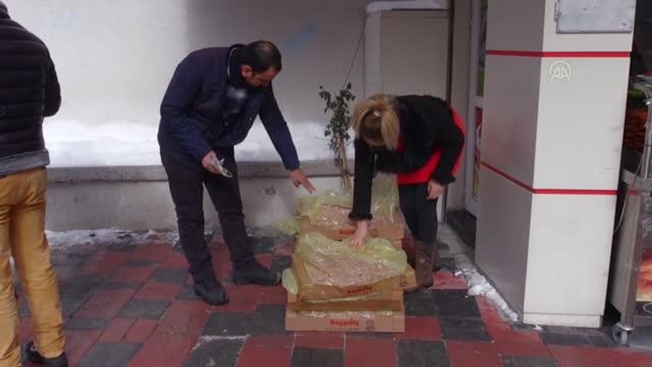 AFYONKARAHİSAR - Hayvansever esnaf, 3 yıldır dondurucu soğuklarda aç kalan "can dostları"nı besliyor