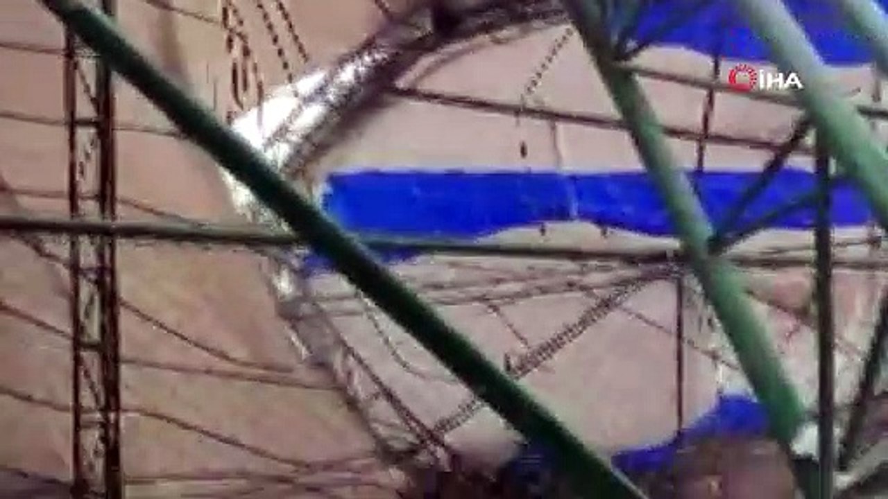 Karın ağırlığına dayanamayan halı sahanın çatısı böyle çöktü