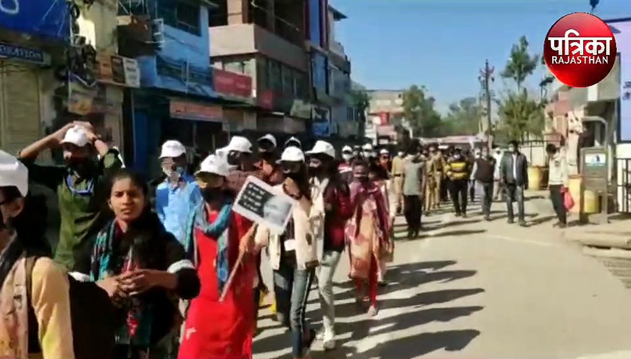 शहीद दिवस पर मौन रख शांति मार्च निकाला