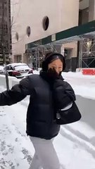Jade Hallyday à New York lors d'une tempête de neige le 29 janvier 2022.