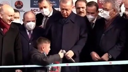 Download Video: Erdoğan'ın elinden mikrofonu alan çocuk Kılıçdaroğlu'na 'hain' dedi, iktidar için oy istedi!