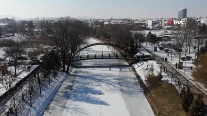 Buz tutan Porsuk Çayı'nda buzlar erimedi