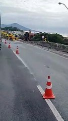 Carga de cerveja cai de caminhão e interdita BR-101 em SC