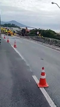 Carga de cerveja cai de caminhão e interdita BR-101 em SC