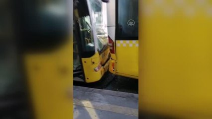 Son dakika haber! 2 metrobüsün çarpıştığı kazada bir yolcu yaralandı