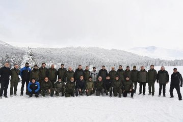 Bakan Pakdemirli, Uludağ'da yaban hayvanları için doğaya yem bıraktı