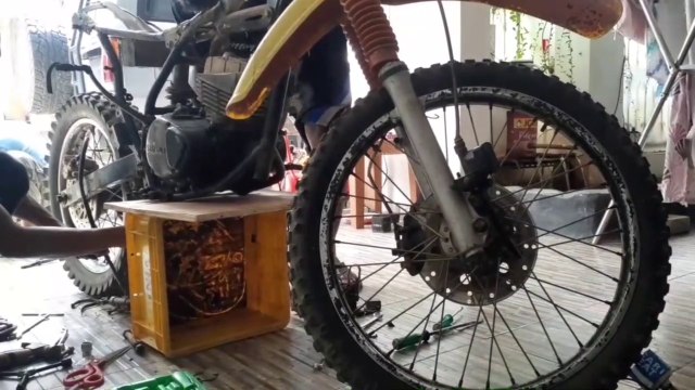 Suzuki TS Motorcycle Disassembly