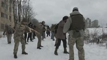 Soldados veteranos instruyen a los vecinos de Kiev para combatir contra Rusia