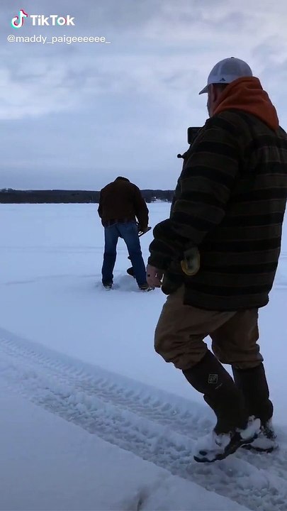 Ce pêcheur sur glace a une drole de façon de s'amuser