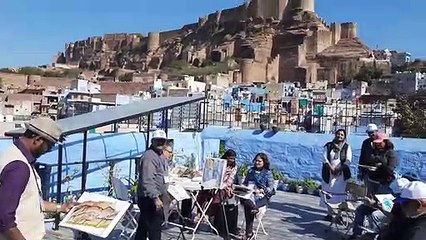 देशभर से आए स्केचर्स का ब्लू सिटी में जमावड़ा, हूबहू उतार रहे तस्वीर