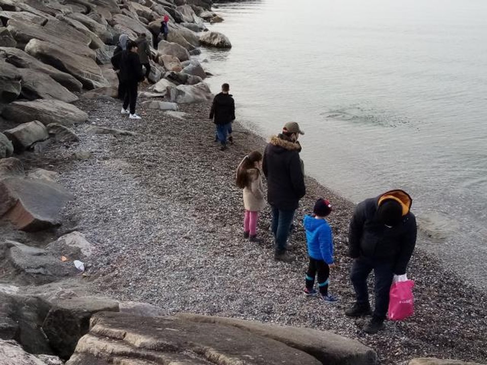 Çekilen deniz çocuklara eğlence mekanı oldu