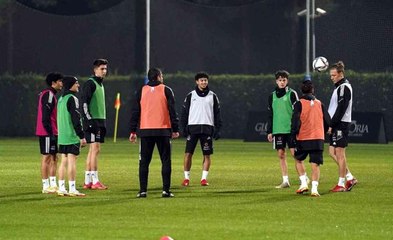 Beşiktaş yağmur altında çalıştı