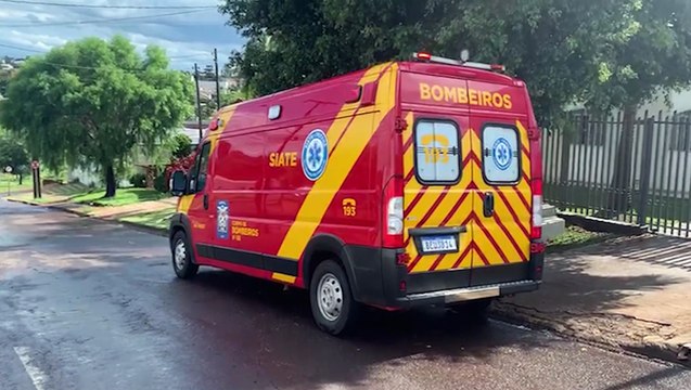 Ao tentar limpar calha de residência, jovem sofre queda do telhado e fica ferido