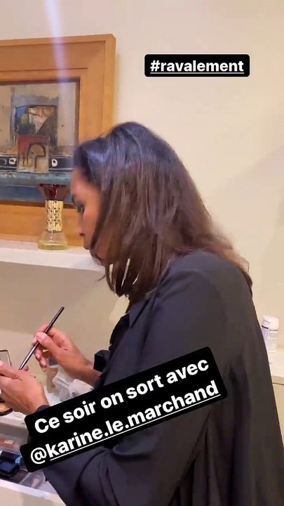 Estelle Denis maquillée par Karine Le Marchand avant leur soirée entre filles avec Apolline de Malherbe le 29 janvier 2022.