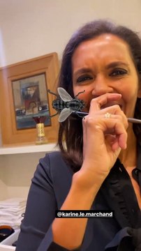 Estelle Denis maquillée par Karine Le Marchand avant leur soirée entre filles avec Apolline de Malherbe le 29 janvier 2022.