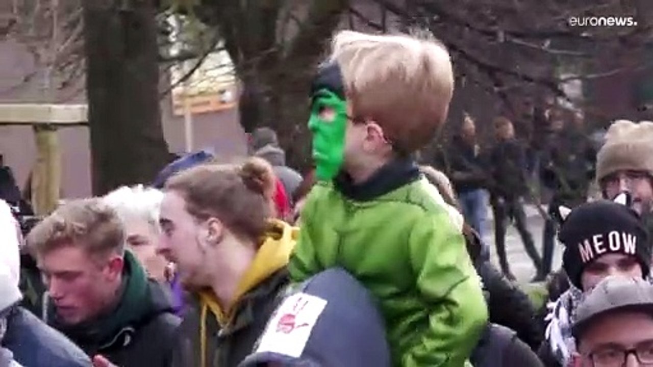 Bruxelles, no vax in piazza per chiedere le dimissioni del governo. Una marcia rumorosa e pacifica