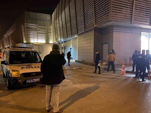 AVM içerisine silahla giren şüpheli kendisini tuvalete kilitlemiş