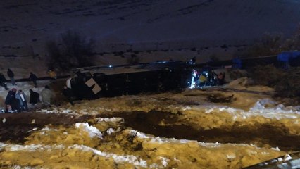 Yolcu otobüsü şarampole uçtu: 3'ü ağır 25 yaralı