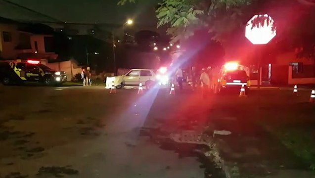 Duas pessoas ficam feridas após forte colisão entre carros no Universitário