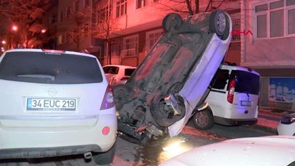 İSTANBUL-BAHÇELİEVLER'DE PARK HALİNDEKİ ARAÇLARA ÇARPAN OTOMOBİL DİK ŞEKİLDE ASILI KALDI
