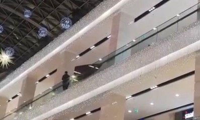 Son dakika haber: AVM'ye silahla giren şüpheli kendisini tuvalete kilitlemiş