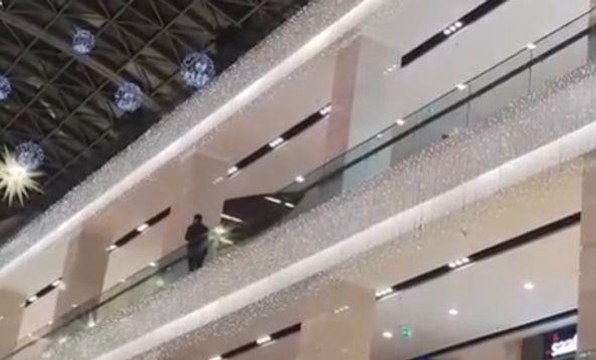 Son dakika haber: AVM'ye silahla giren şüpheli kendisini tuvalete kilitlemiş