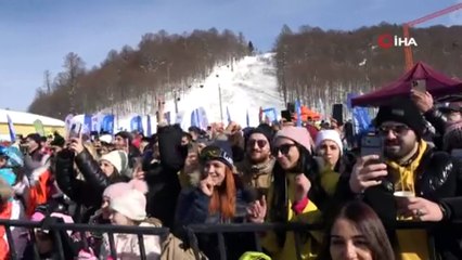 Ünlü şarkıcı Demet Akalın'dan konsere unutulmaz giriş!