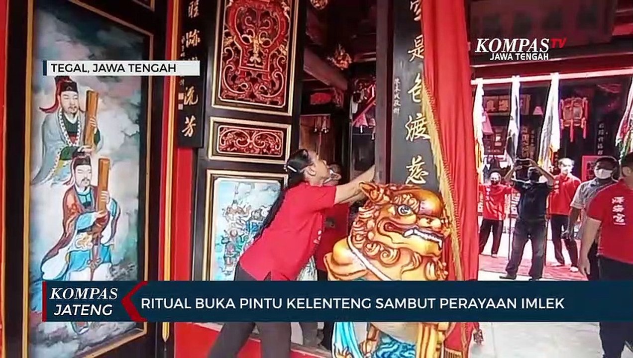 Ritual Buka Pintu Kelenteng Sambut Perayaan Imlek