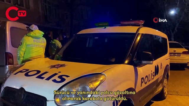 Bahçelievler'de ilginç kaza, park halindeki araçlara çarpıp dik bir şekilde havada asılı kaldı