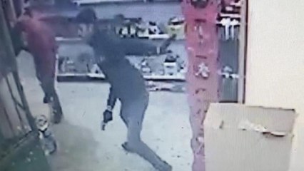 İstanbul’da bakkalda dehşet anları kamerada