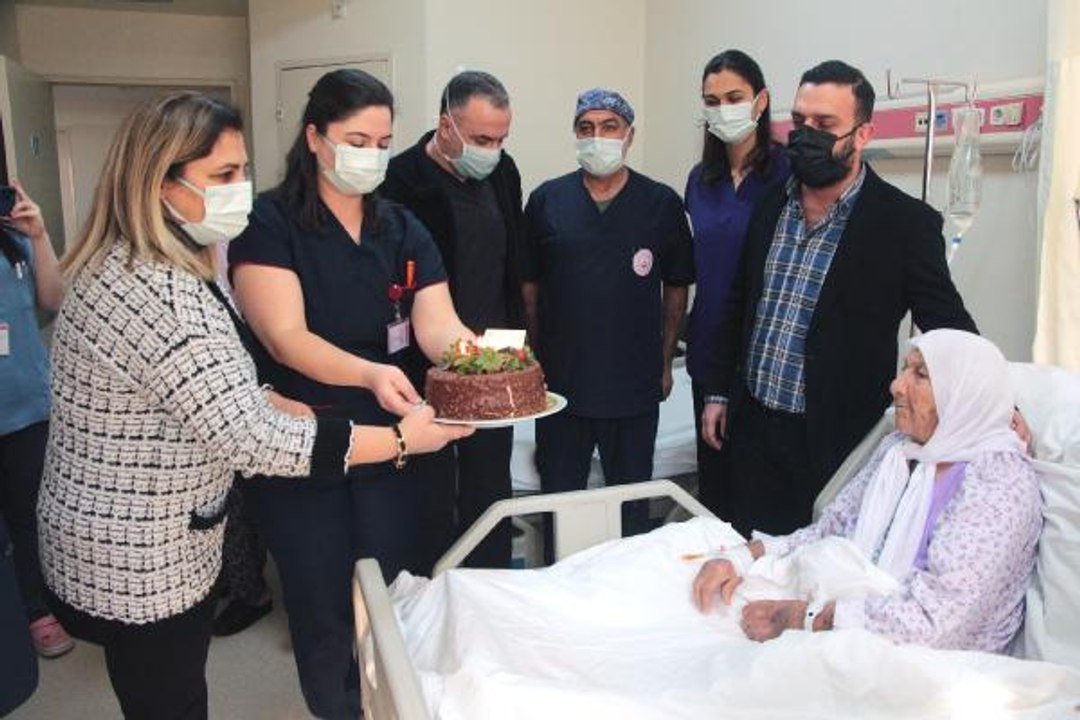KALÇA KIRIĞI AMELİYATI OLAN 104 YAŞINDAKİ KADINA YATAĞINDA DOĞUM GÜNÜ SÜRPRİZİ