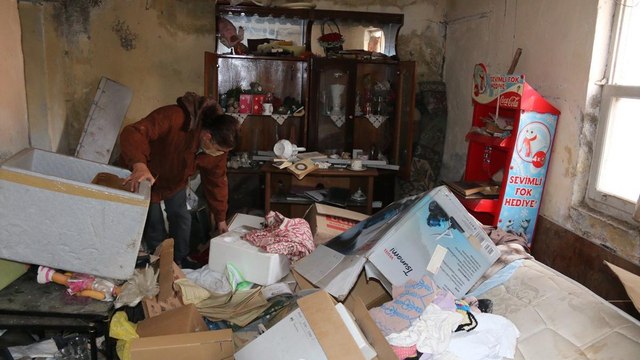 Tehditlerden korktuğu için 1 yıldır giremediği evini görünce şoke oldu