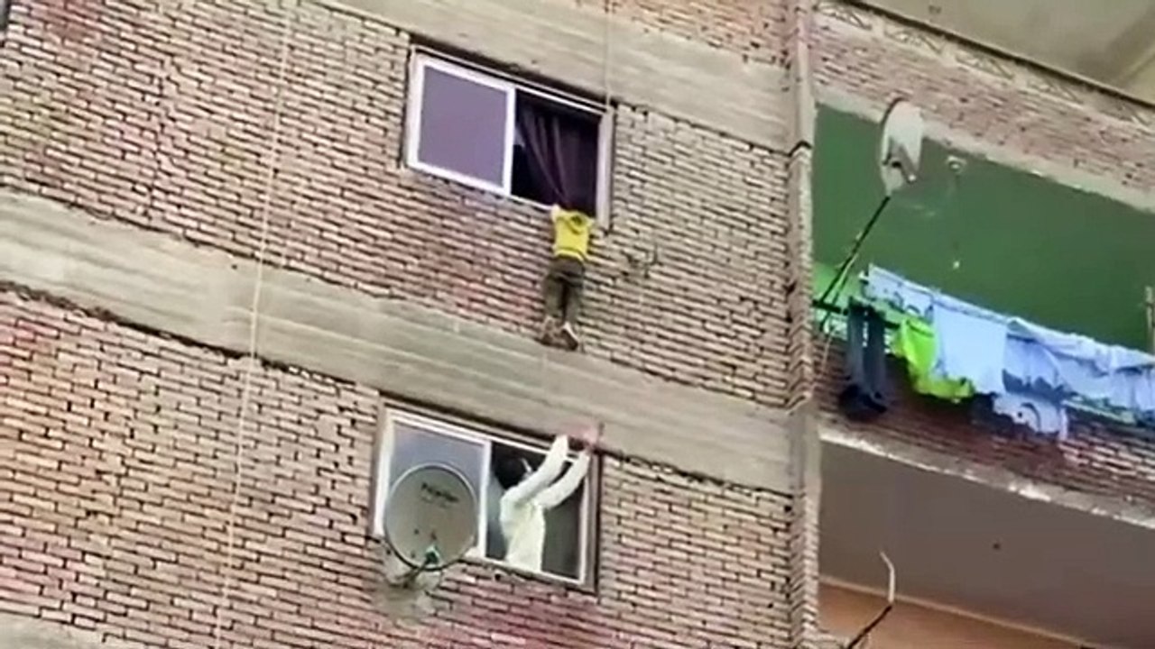 شاب مصري يخاطر بحياته لإنقاذ طفل كاد يسقط من الطابق الرابع
