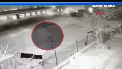 Denizli'de raylarda mahsur kalan otobüsten son anda atlayarak böyle kurtuldular