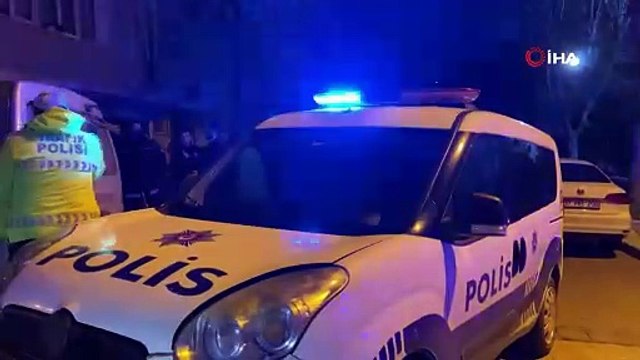 Bahçelievler'de ilginç kaza, park halindeki araçlara çarpıp dik bir şekilde havada asılı kaldı